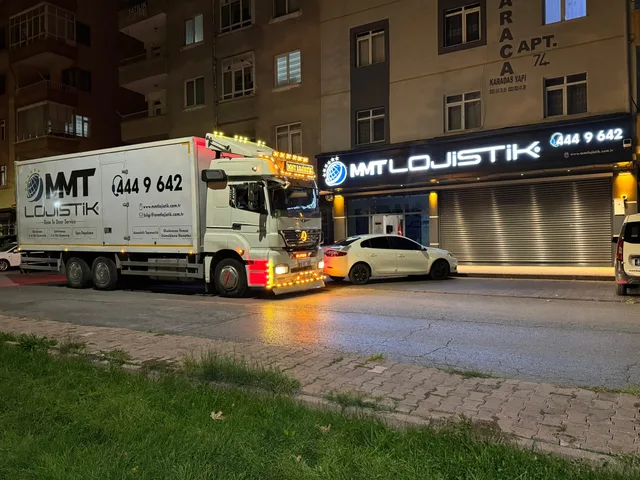 MMT Lojistik markalı taşıma araçları
