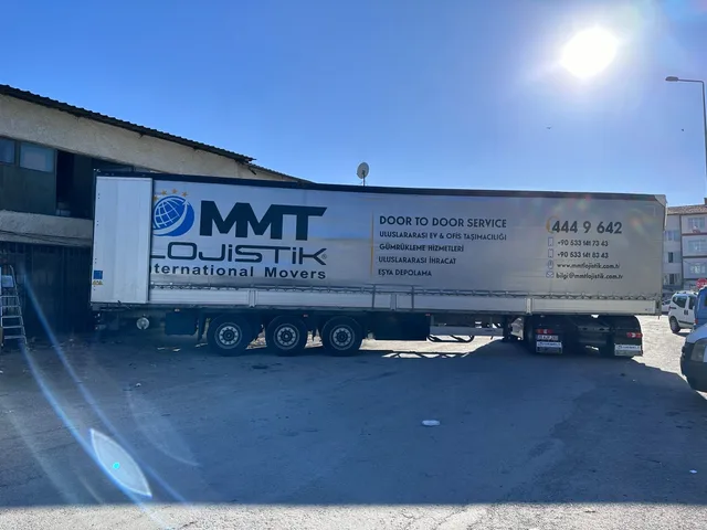 MMT Lojistik markalı taşıma araçları